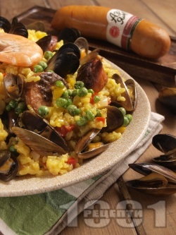 Паеля от бял ориз със зеленчуци, шафран, морски дарове (скариди, миди, октопод) и наденица - снимка на рецептата